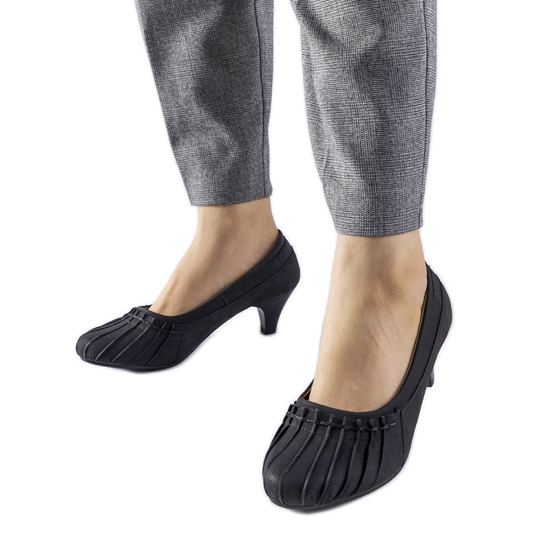 Black Santro ruffled pumps
