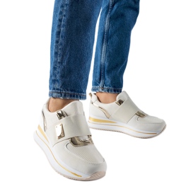 Beige slip-on sneakers with the Sages platform