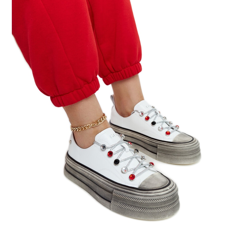 White sneakers on the GOE NN2N4054 platform