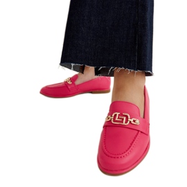 Pink moccasins decorated with a Kuens chain