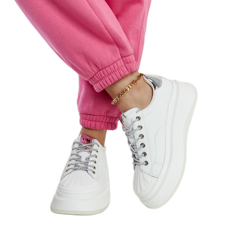White sneakers on the GOE NN2N4033 platform