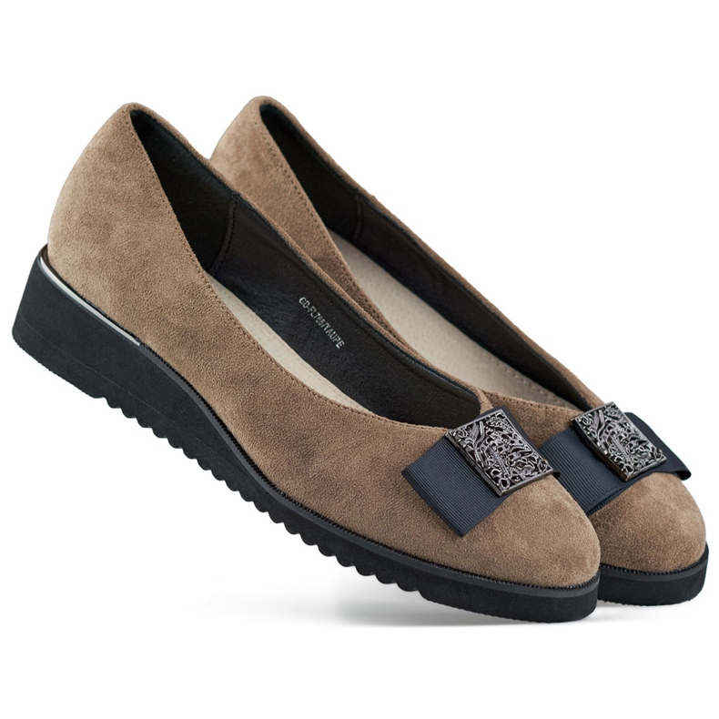 Suede shoes in taupe color, pumps with a low wedge beige