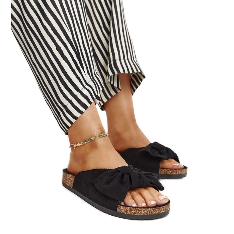Black flip-flops with Aamu cork sole