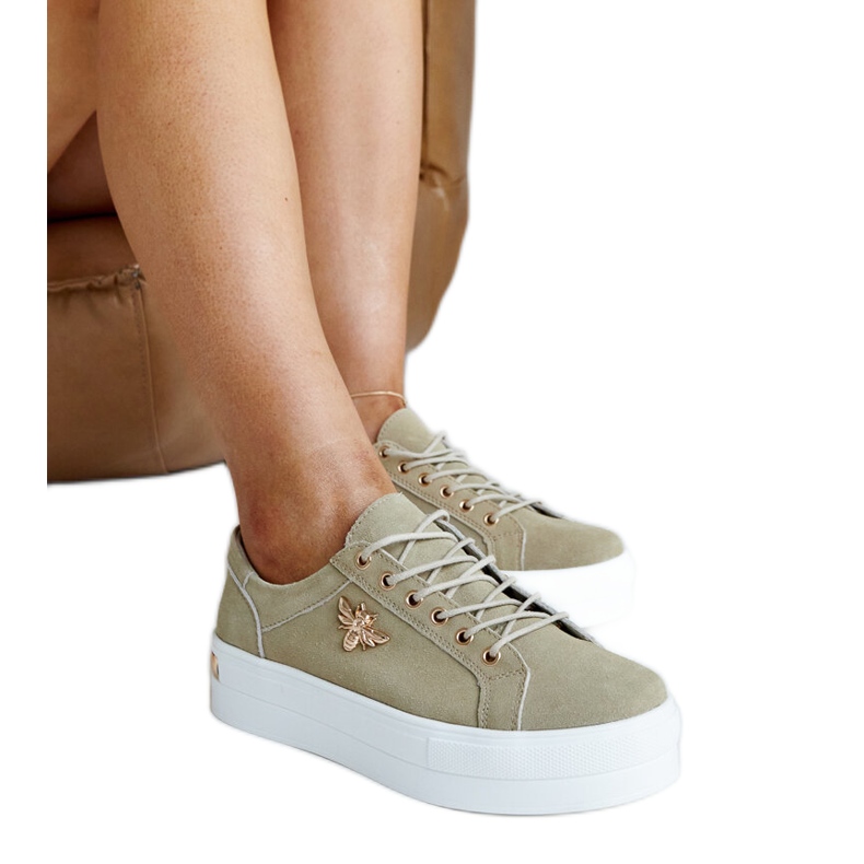 Green leather sports shoes with decoration Green leather sports shoes with decoration