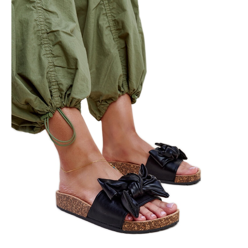 Black flip-flops with a cork sole and a Petresa bow