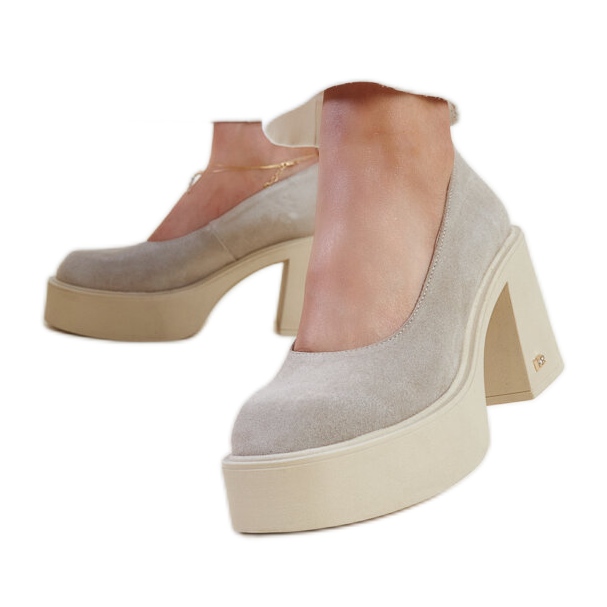 Beige leather high-heeled pumps by Karino Beige leather high-heeled pumps by Karino