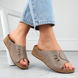 Comfortable women's leather wedge sandals in beige Helios 137.02 Comfortable women's leather wedge sandals in beige Helios 137.02