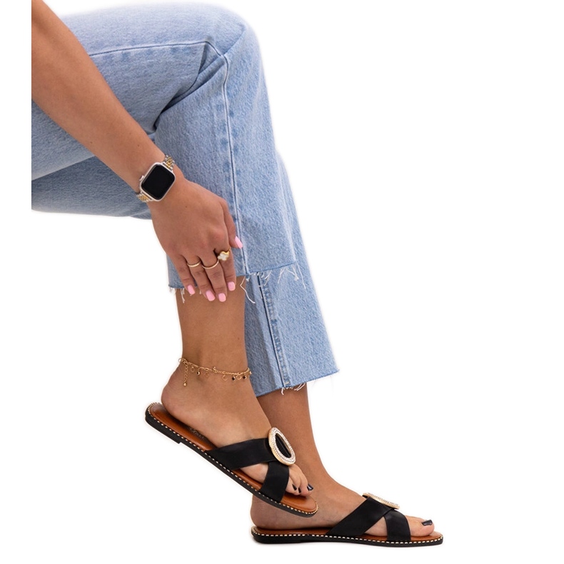 Caps decorated with a Salimba zircon clasp black