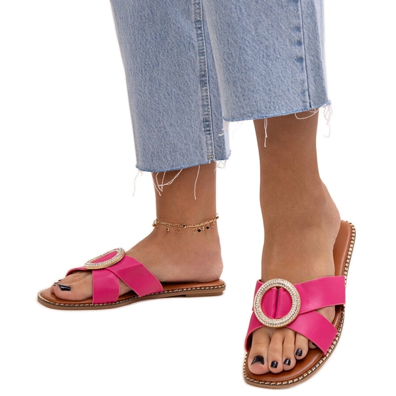 Caps decorated with a Salimba zircon clasp pink