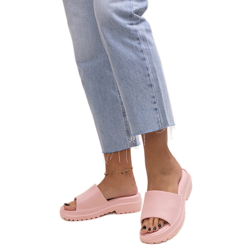 Pink flip-flops with a thick sole by Soiza