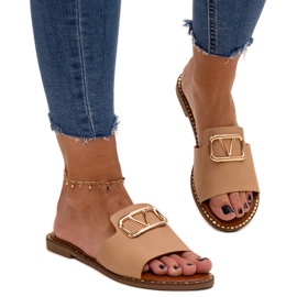 Beige flip-flops with a Mariza buckle