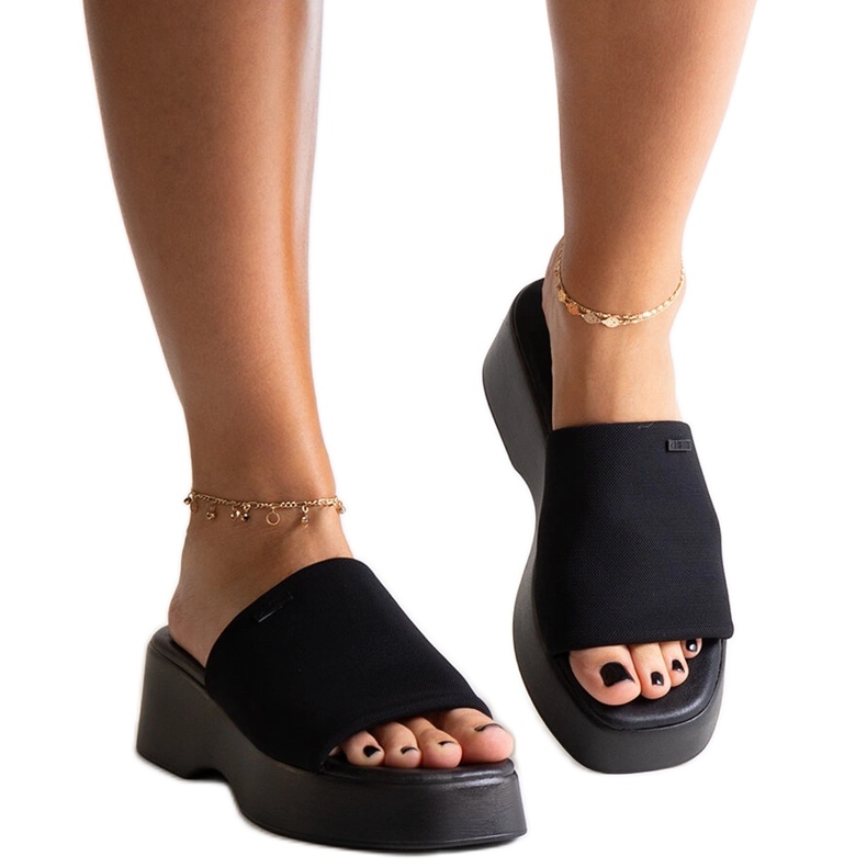 Black flip-flops on the Big Star NN274021 platform