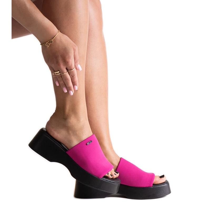 Pink flip-flops on the Big Star NN274026 platform