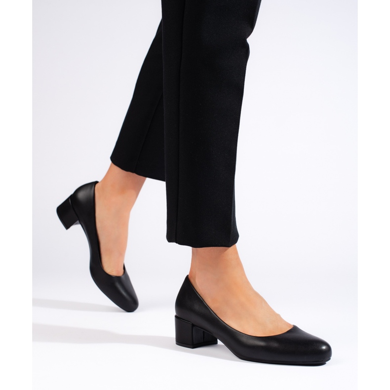 Elegant black low-heeled pumps by Sergio Leone