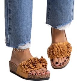 Caramel flip-flops with flowers on the Apolonia platform brown