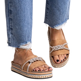 Brown flip-flops decorated with Kamilian zircons beige