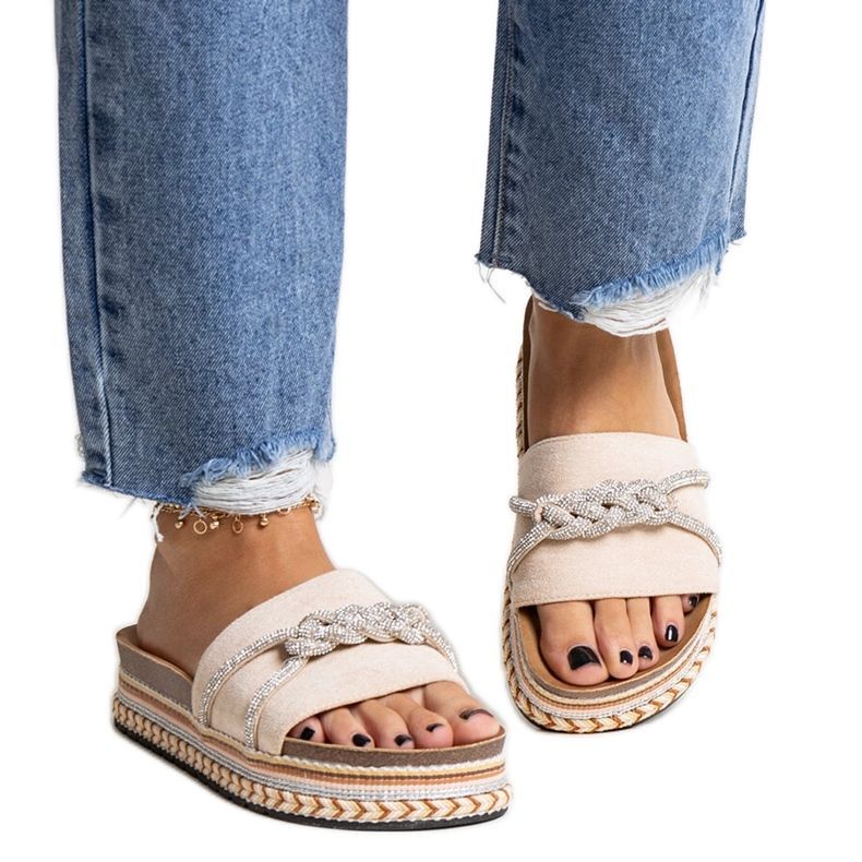 Beige flip-flops decorated with Kamillian zircons Beige flip-flops decorated with Kamillian zircons