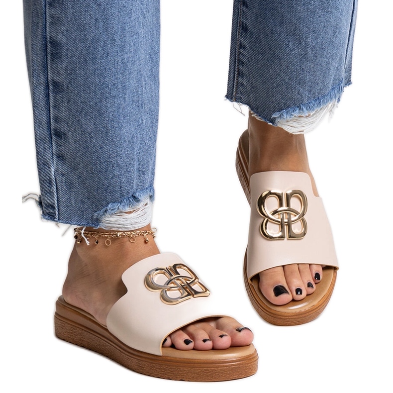 Beige flip-flops with a decorative Jinan buckle Beige flip-flops with a decorative Jinan buckle