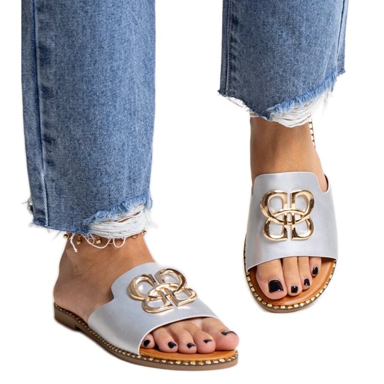 Silver flip-flops with a decorative Safi buckle