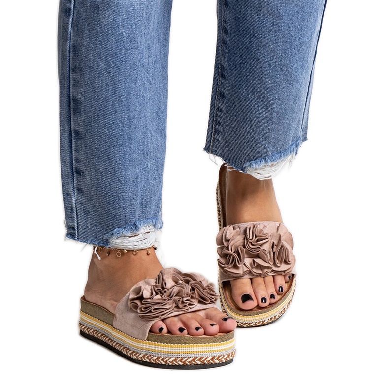 Beige flip-flops decorated with Mehret flowers