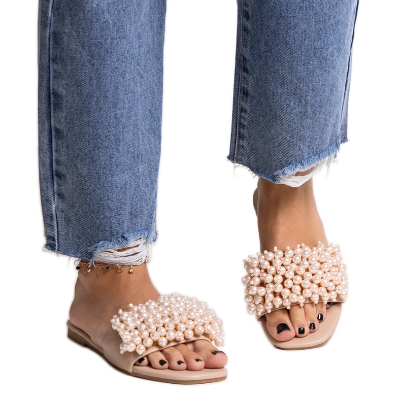 Beige flip-flops decorated with Atiyene beads