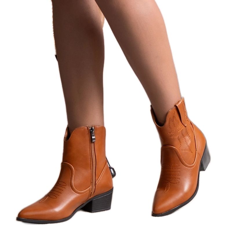 Brown cowboy boots with a heel Madia