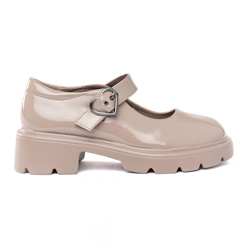Patent leather beige loafers with a thick sole Patent leather beige loafers with a thick sole
