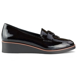 Black patent pumps with a low wedge Black patent pumps with a low wedge