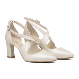 BUTDAM Pumps with straps on the block heel ecru Iga beige