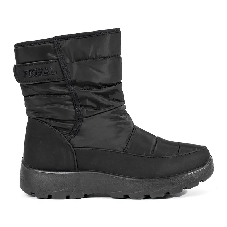 Black insulated women's snow boots