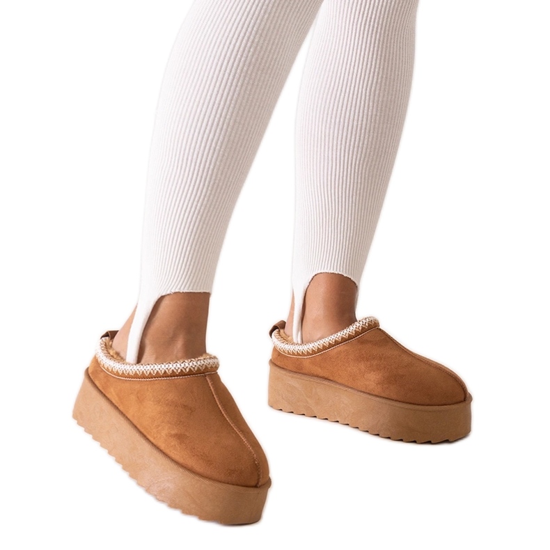 Brown slippers decorated with embroidery on a high platform by Luanela