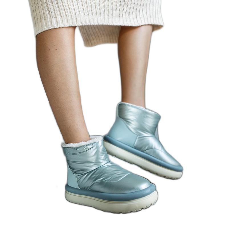 Light green warm snow boots on the Cores platform