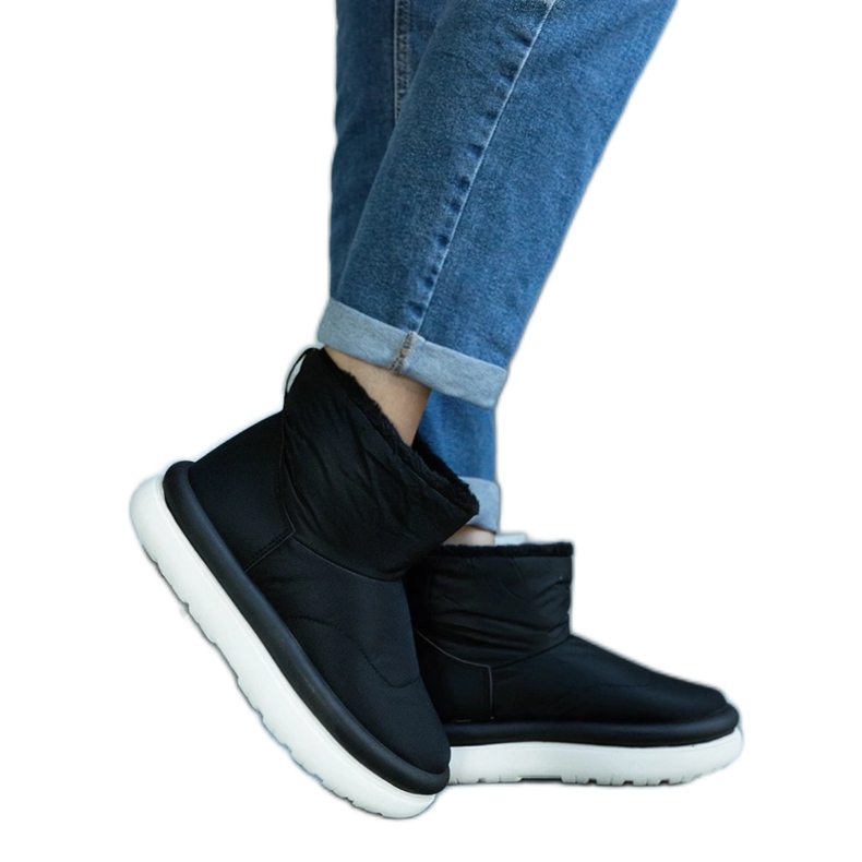 Black warm snow boots on the Cores platform