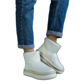 Beige warm snow boots on the Cores platform