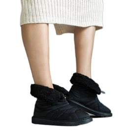 Black insulated snow boots with Caellita cuff