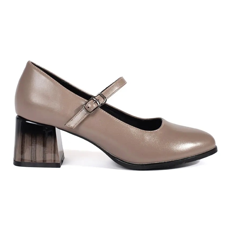 Goodin Women's pumps on a beige post Goodin Women's pumps on a beige post