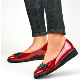 Ladies' patent shoes with a decoration on a low wedge, red GD-FL766BUR