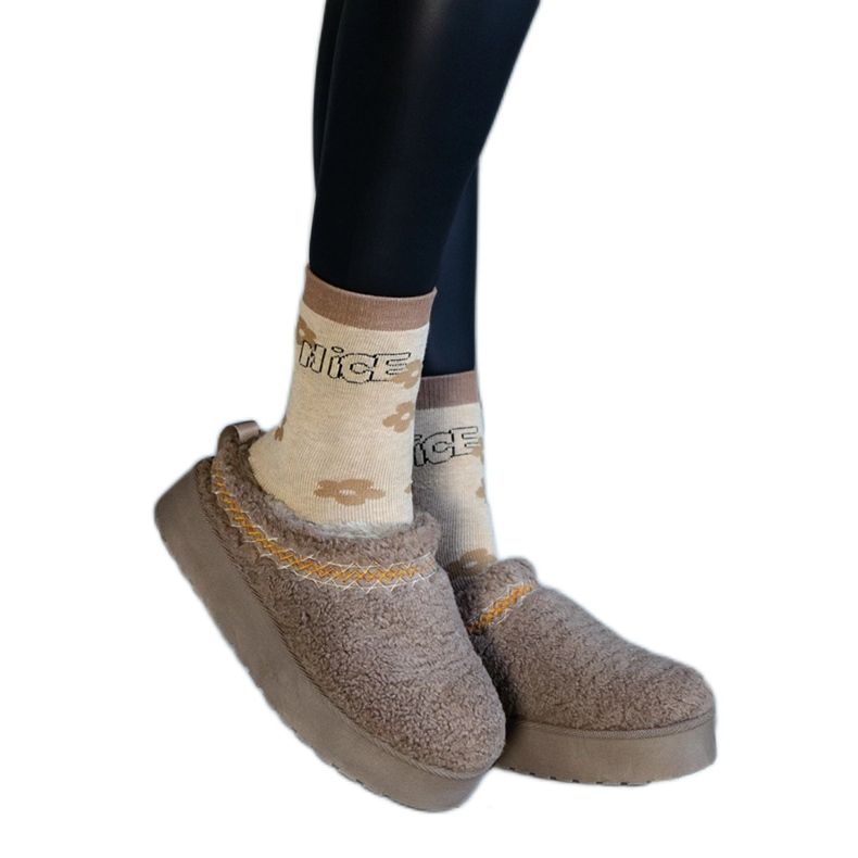 Platform snow boots with a low upper and an embroidered Greene pattern beige
