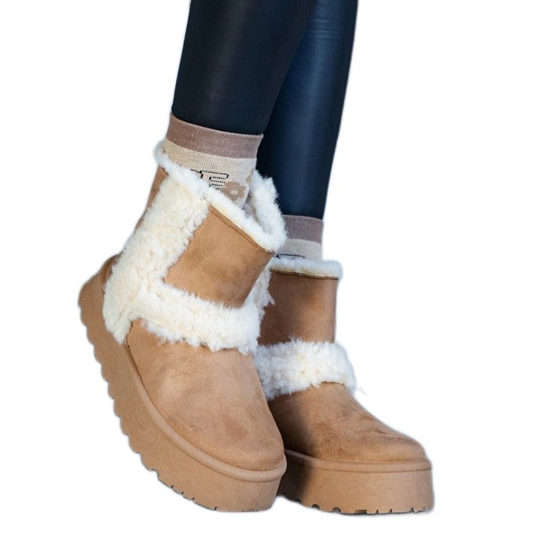 Dark beige eco-suede snow boots on a platform decorated with fur from Peters Dark beige eco-suede snow boots on a platform decorated with fur from Peters