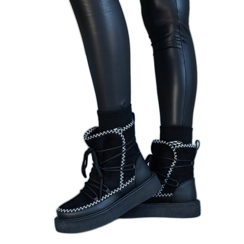 Black platform snow boots with laces decorated with Mckenzie embroidery