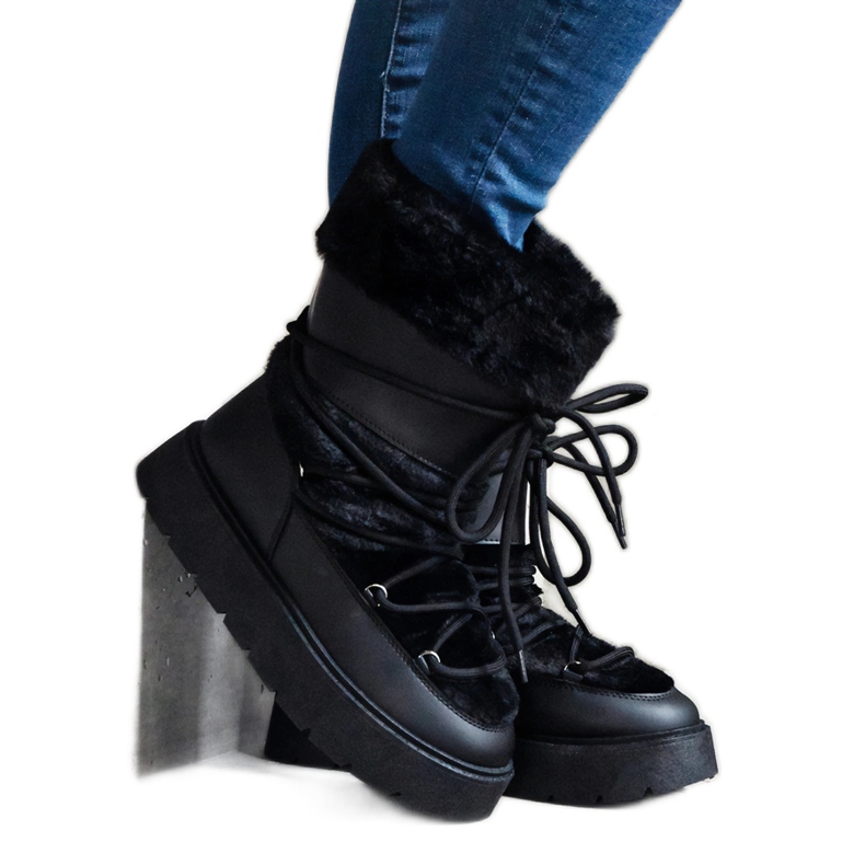 Black insulated women's slip-on snow boots decorated with fur Black insulated women's slip-on snow boots decorated with fur