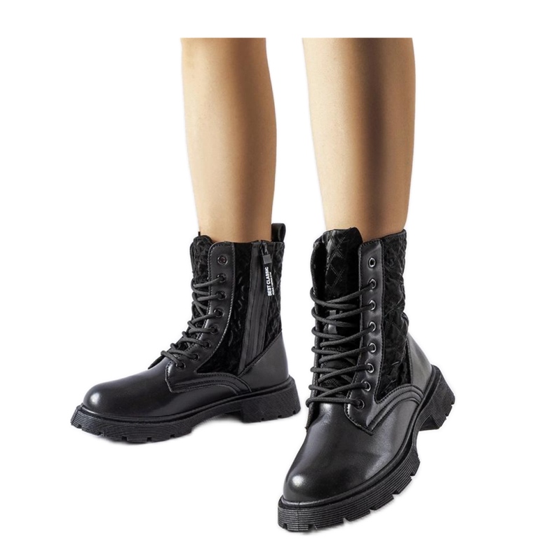 Black boots decorated with Jalbert - Solea quilting