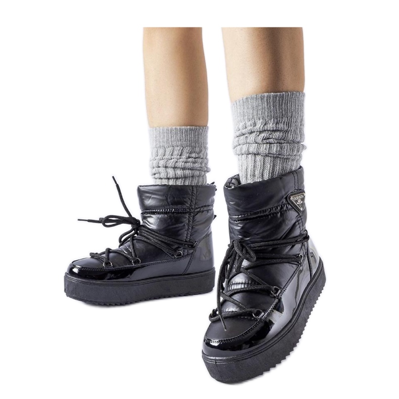 Black insulated snow boots with elastic band
