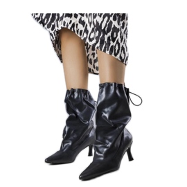 Low-heeled black boots