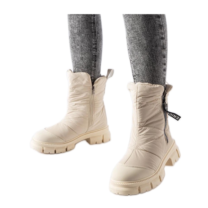Beige insulated quilted snow boots
