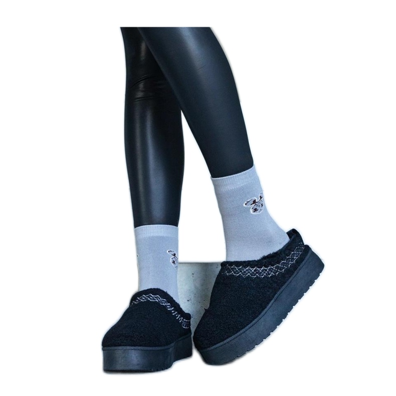 Platform snow boots with an embroidered pattern black