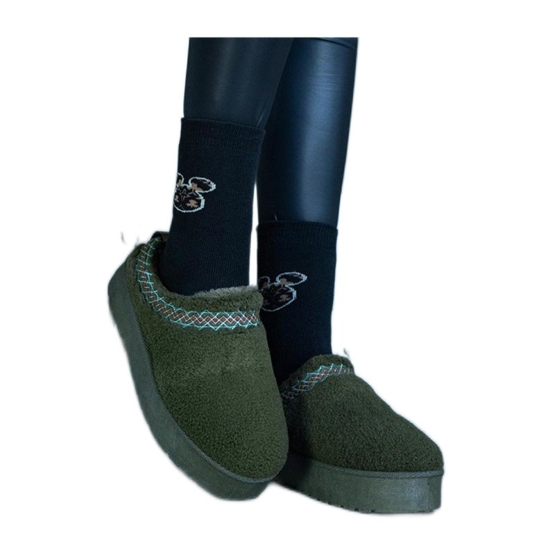 Platform snow boots with an embroidered pattern green