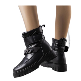 Black snow boots with a chain Black snow boots with a chain