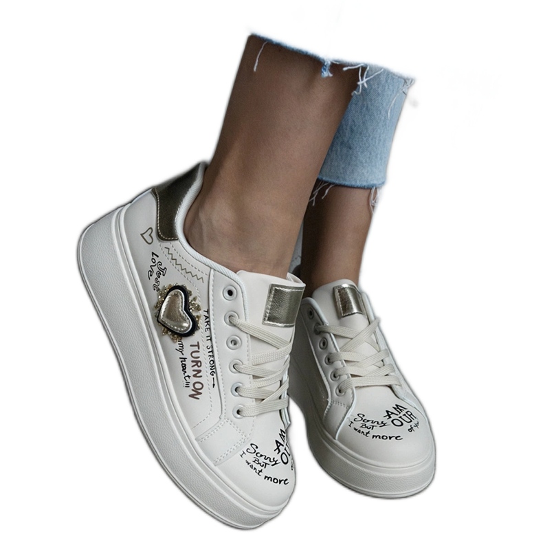 Beige sneakers decorated with a patch and inscriptions on the Etara platform