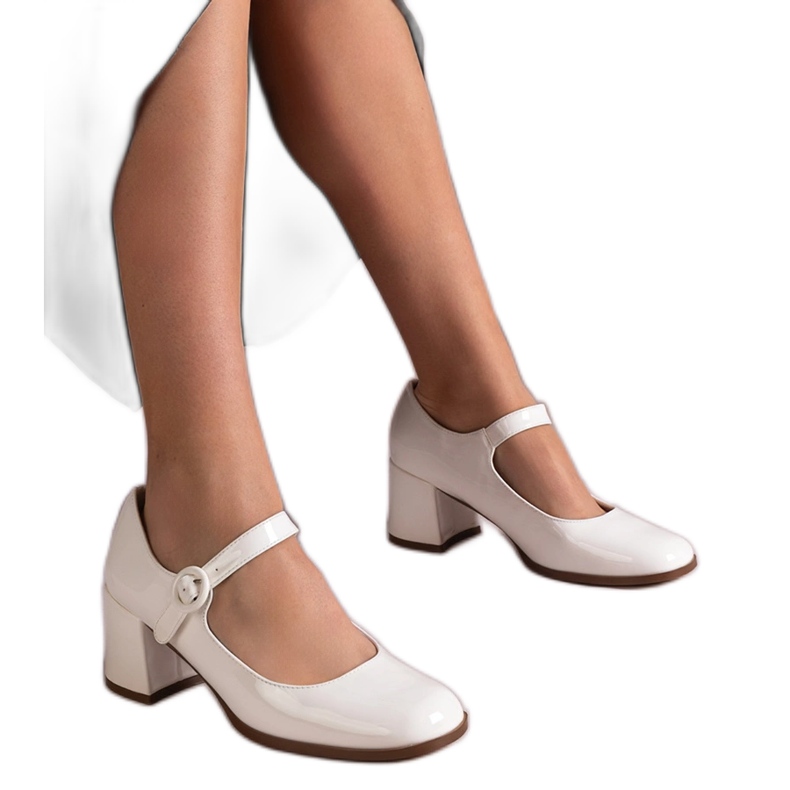 White varnished pumps with a strip on the post